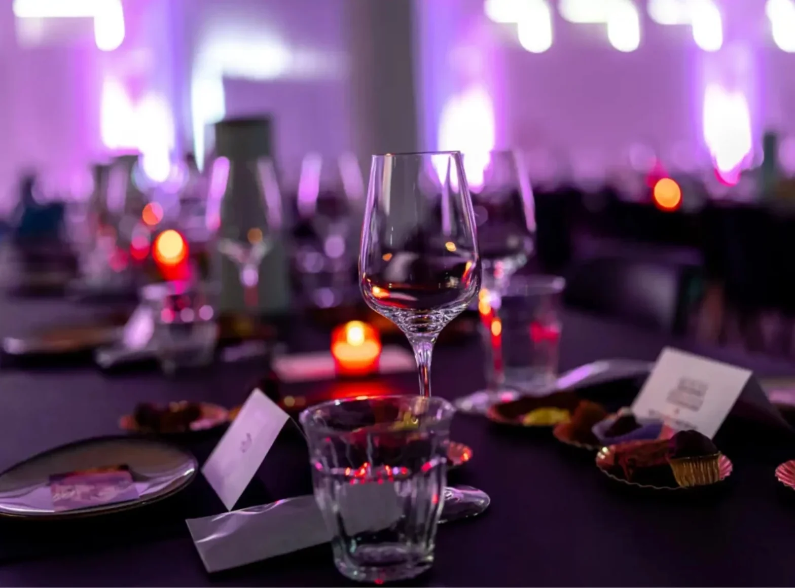 Cinema culinair feest afbeelding van hoe de tafels zijn gedekt